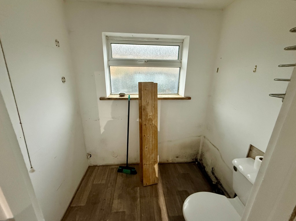 Lot: 123 - FOUR-BEDROOM HOUSE FOR IMPROVEMENT - Ground floor W.C.